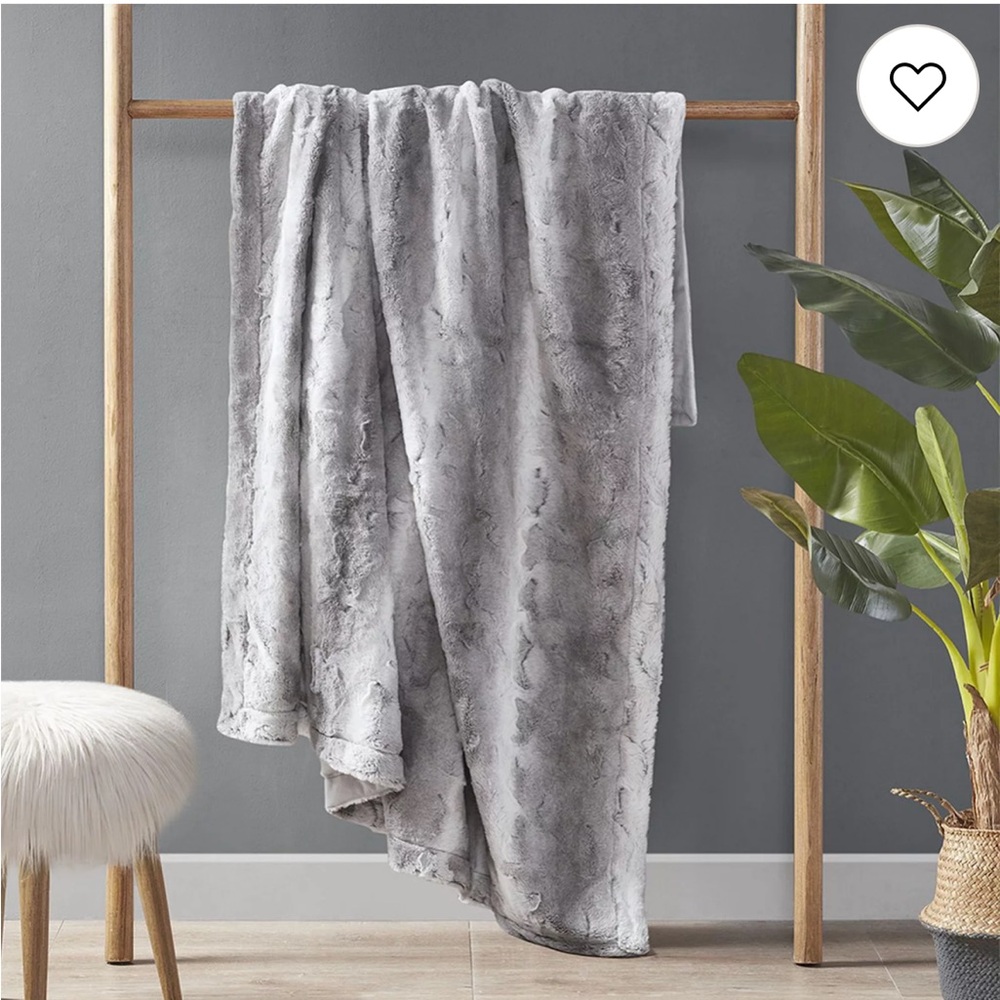 NEW IN BAG: MADISON PARK FAUX FUR OVERSIZED THROW - Picture 4 of 7